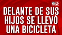 Mujer queda filmada cuando se roba una bicicleta frente a la mirada de sus hijos