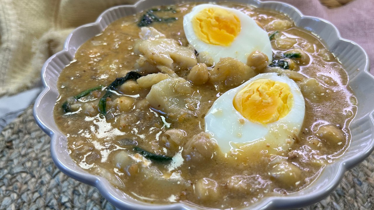 Potaje exprés de garbanzos, bacalao y espinacas con huevo duro