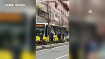 İETT şoförü, otobüsün camından çıkarak kavgaya böyle atladı