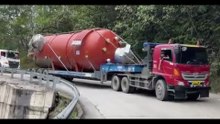 Deadly Turn Causes Massive Container Truck Crash – Vehicles Crushed in Narrow Mountain Curve!