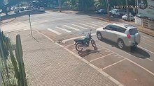Câmeras registram colisão traseira entre carro e moto no Centro de Cascavel