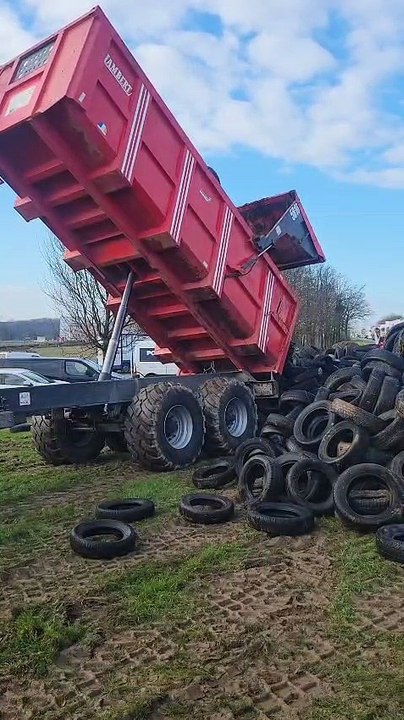 Les agriculteurs de la FDSEA 53 et des JA 53 ont déversé des pneus sur un rond-point près du péage de la Gravelle
