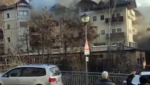 Tetto in fiamme a Chiusa, i vigili del fuoco al lavoro