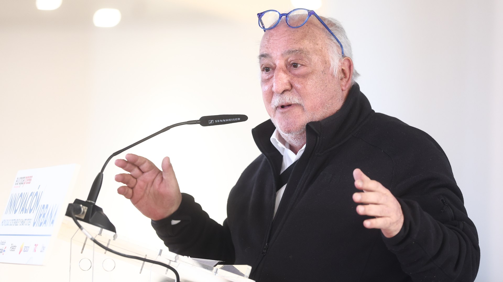 El director general de Tr�fico, Pere Navarro, ha lanzado un aviso contundente a los conductores sobre el futuro de la movilidad urbana: el acceso al centro de las ciudades ya no depender� �nicamente del tipo de etiqueta ambiental, sino de la progresiva erradicaci�n del veh�culo particular. En recientes intervenciones p�blicas, como la jornada "Innovaci�n Urbana", Navarro ha subrayado que el verdadero conflicto en las metr�polis no es solo un problema de contaminaci�n, sino fundamentalmente de falta de espacio f�sico.