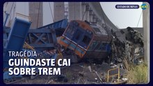 Guindaste cai sobre trem e mata dezenas na Tailândia