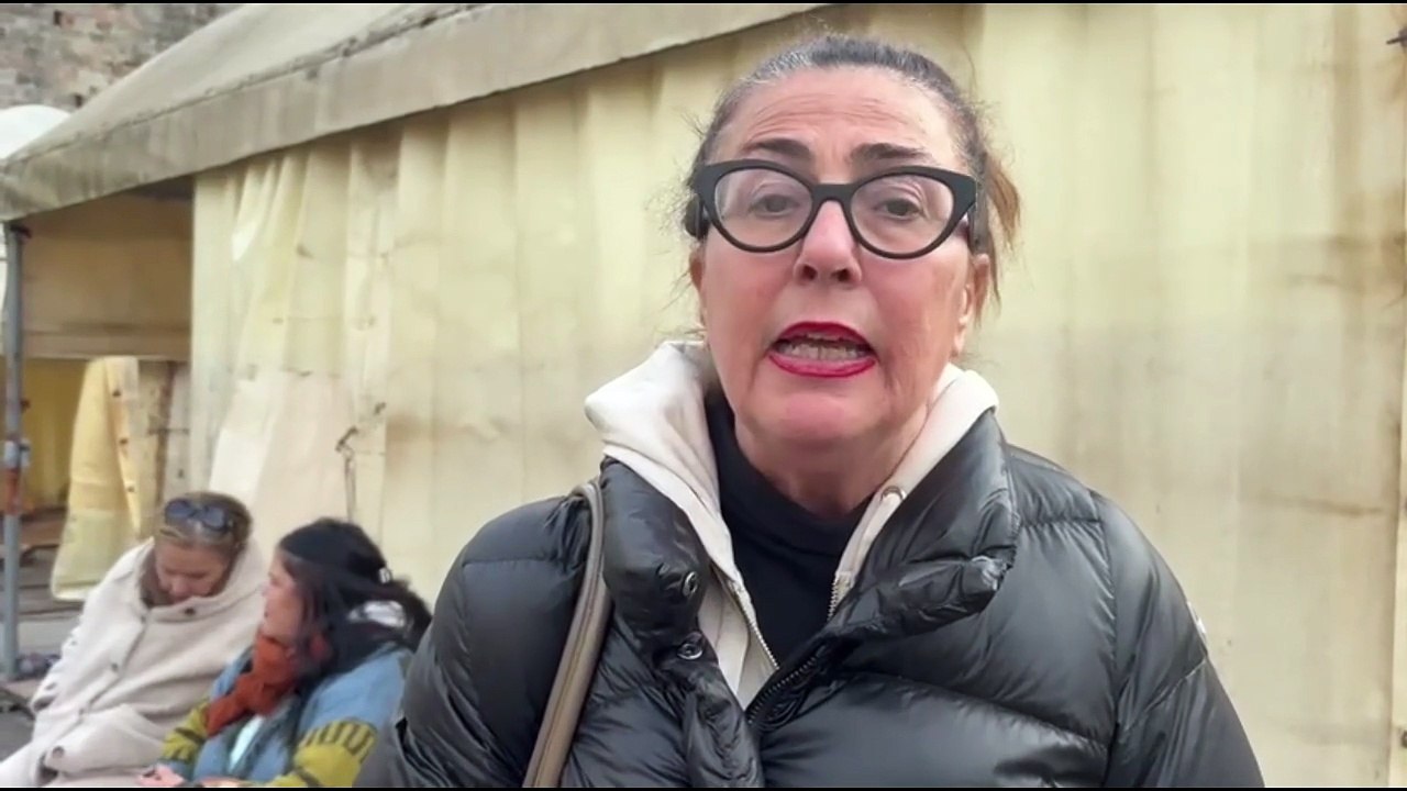 "Noi restiamo qua", a Pisa la protesta degli ambulanti sotto la Torre