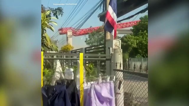 Kran stürzt auf Zug in Thailand, mindestens 30 Tote, Dutzende Verletzte