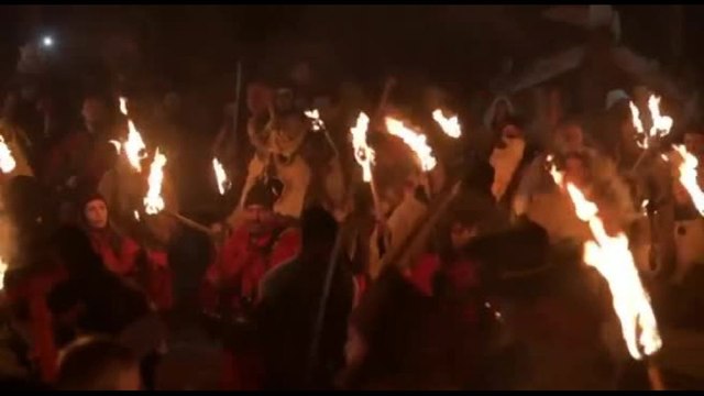 Maschere e campane per scacciare spiriti maligni al carnevale Kukeri