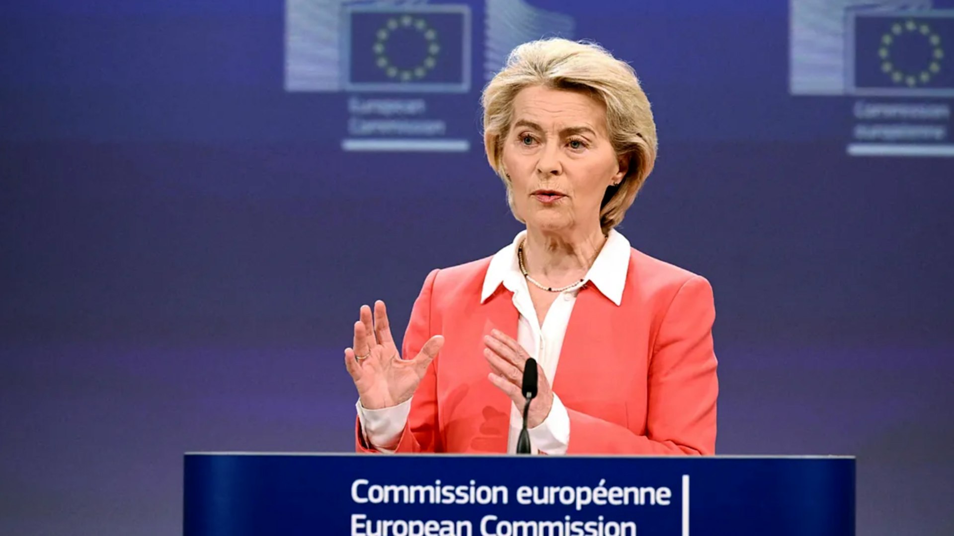 La presidenta de la Comisi�n Europea, Ursula von der Leyen, ha marcado una postura de firmeza ante las crecientes tensiones geopol�ticas en el �rtico y el frente oriental. En una reciente comparecencia, la l�der europea no descart� la aplicaci�n del art�culo 42.7 de defensa colectiva de los Tratados de la Uni�n Europea en caso de que Donald Trump intente tomar Groenlandia por la fuerza. Este art�culo obliga a los Estados miembros a prestar ayuda y apoyo militar ante una agresi�n. Aunque existen incertidumbres legales debido a que Groenlandia no forma parte de la UE, aunque Dinamarca s� lo es, Bruselas ha enviado un mensaje claro a los groenlandeses: "pueden contar con nosotros" con actos y no solo con palabras.