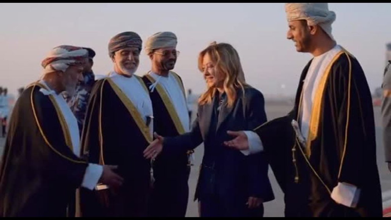 Meloni arriva in Oman, prima tappa della missione in Asia