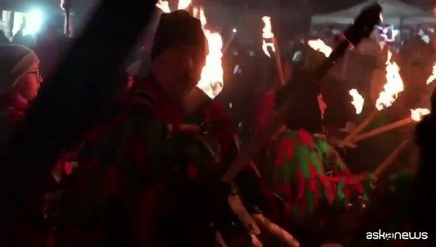 Maschere e campane per scacciare spiriti maligni al carnevale Kukeri