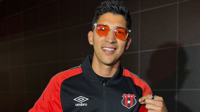 Ángel Zaldivar ya está en Costa Rica y así presume los colores del Alajuelense