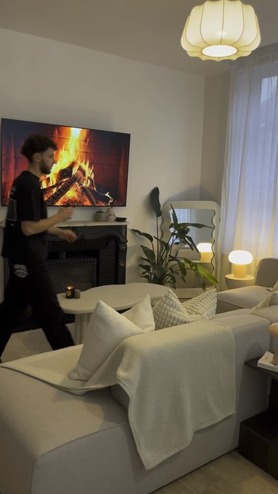 La liste des 5 Réfs Décoque vous m’avez le plus demandées en commentaires ! 😁• Salle à manger@sklum.welovedesign_fr• Lampe à poser « DEJSA »— @ikeafrance• Tapis de salon — @saint_maclou• Canapé modulable — @bobochicparisUne partie 2, ça vous dit ? 😏