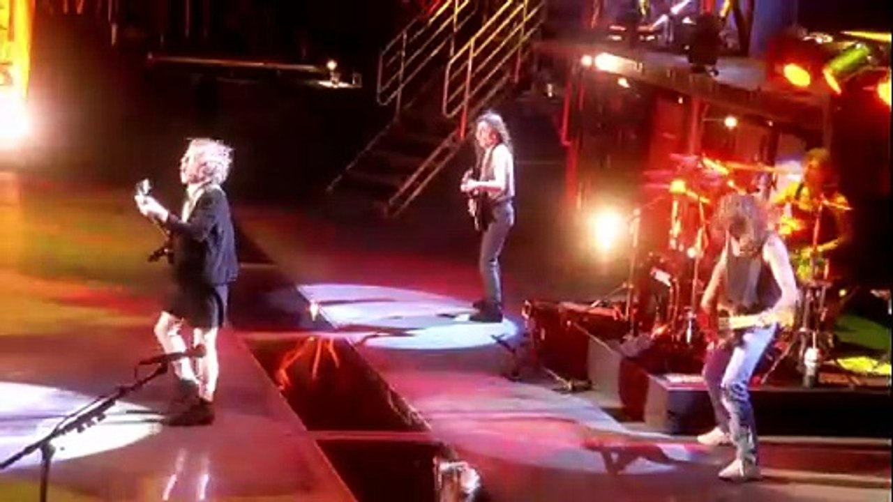 Shoot To Thrill - AC⚡DC (live)
