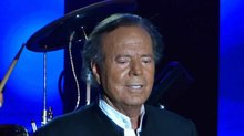 Salen a la luz videos de Julio Iglesias besando a conductoras y periodistas