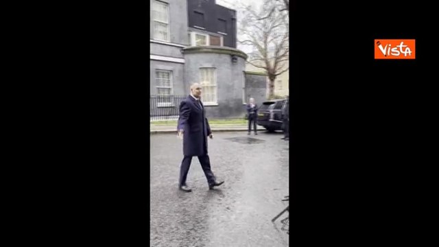 Larry, gatto di Downing Street, scorta il Presidente polacco al punto stampa dopo l'incontro con Starmer