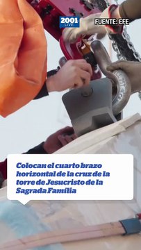 Colocan el cuarto brazo horizontal de la cruz de la torre de Jesucristo de la Sagrada Família