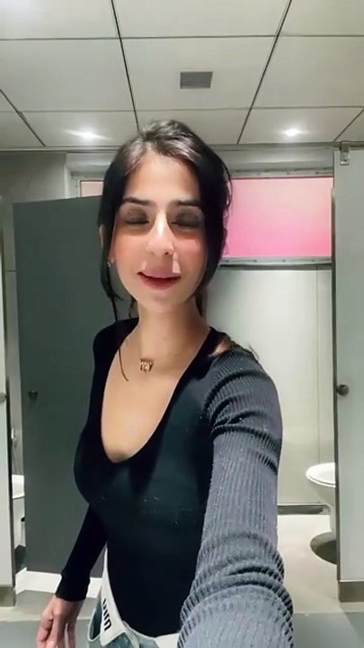 Kisi din mathe pe phone chipka k ghumu to koi chaukne vali baat nhi hogi🌚