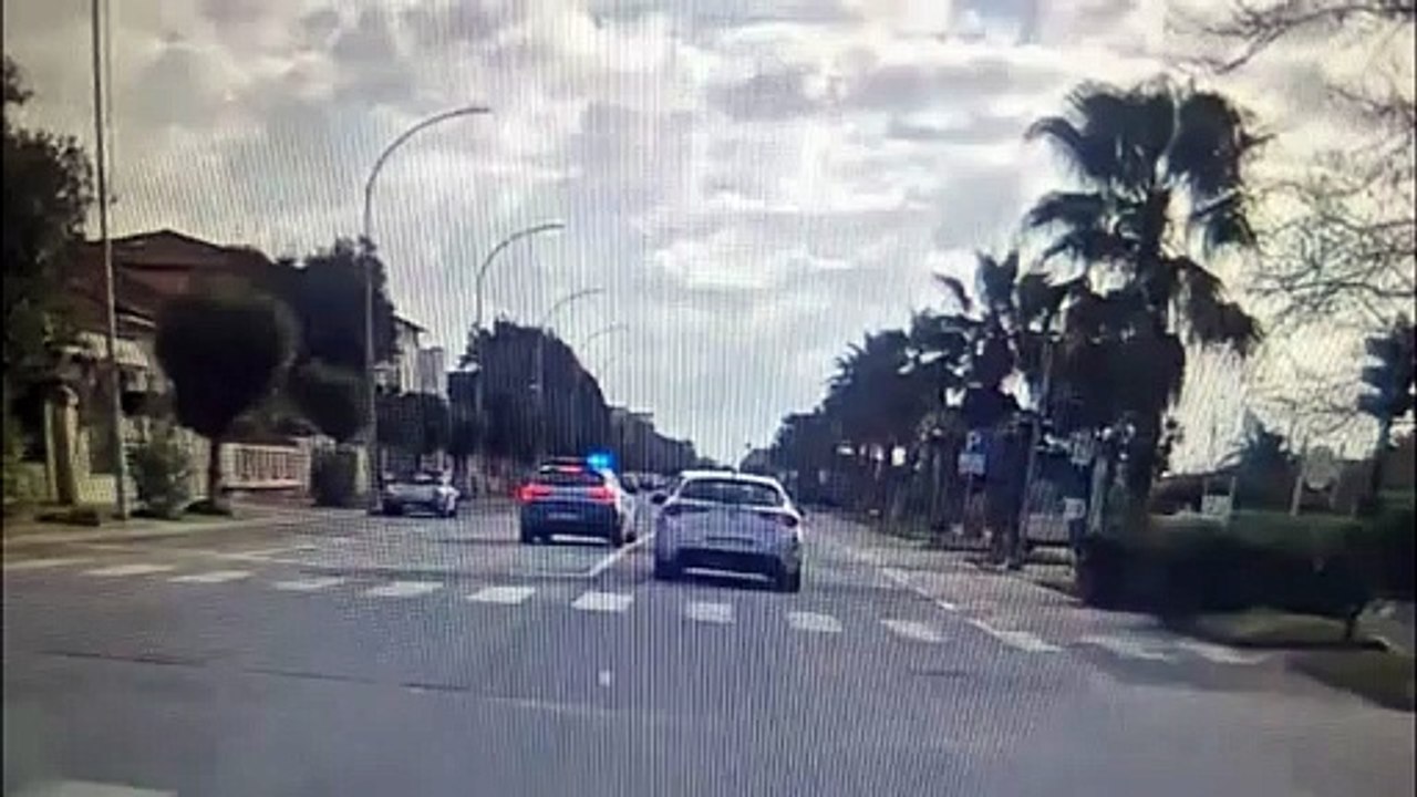 Forte dei Marmi, danneggia due auto e cerca di investire un testimone: cos? l'inseguimento sul viale a mare