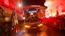 Ambientazo en la llegada del bus del Albacete antes de medirse al Real Madrid