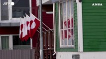 Groenlandia, bandiere nazionali esposte su case ed edifici a Nuuk