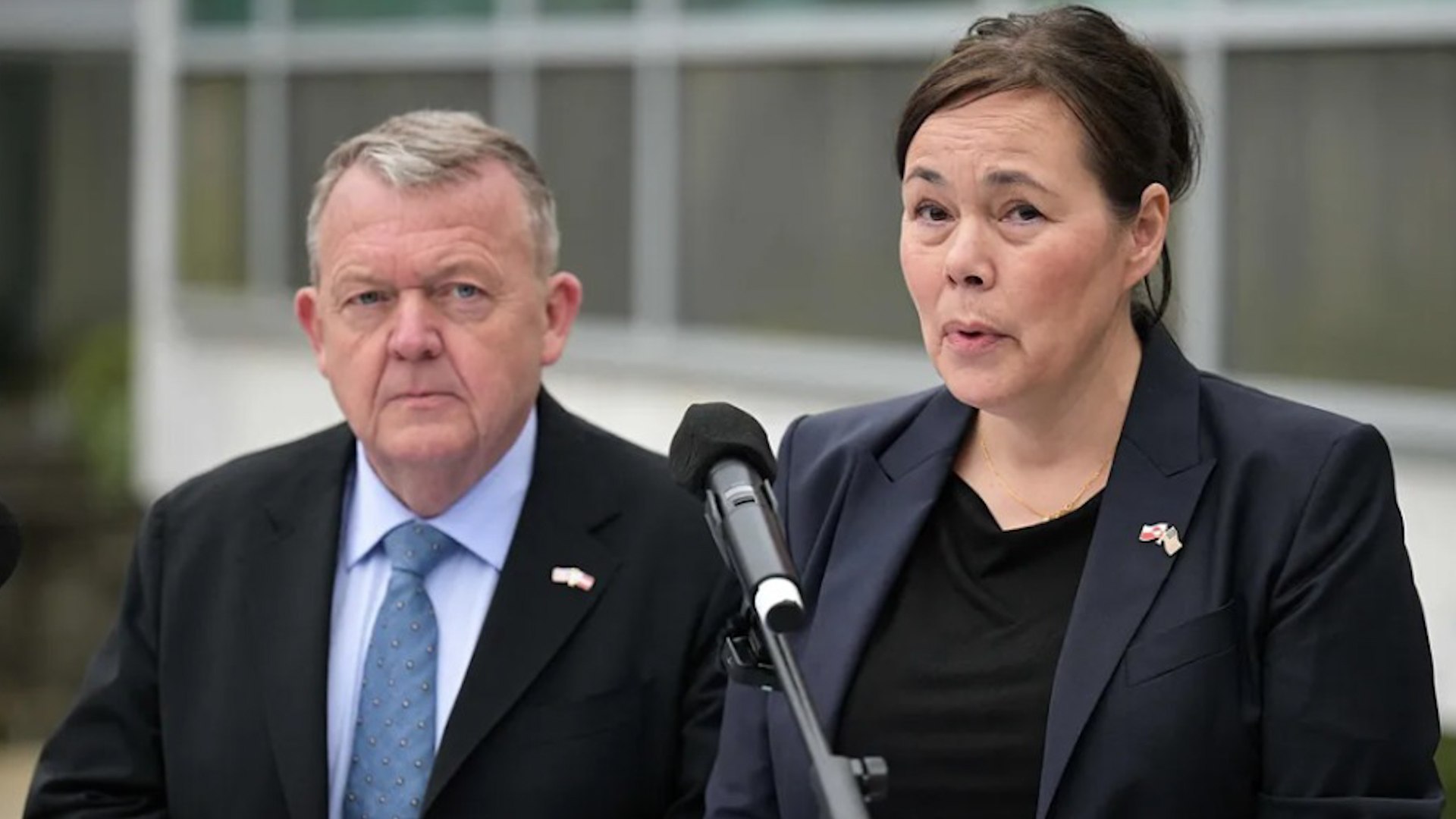 El ministro de Asuntos Exteriores dan�s, Lars L�kke Rasmussen, declar� el mi�rcoles que el presidente estadounidense, Donald Trump, "Ha dejado clara su postura, y nosotros tenemos una posici�n diferente� con respecto a Groenlandia ."Tuvimos lo que yo describir�a como una discusi�n franca, pero tambi�n constructiva", afirm� L�kke Rasmussen. "Las conversaciones se centraron en c�mo garantizar la seguridad a largo plazo en Groenlandia. Y aqu� nuestras perspectivas siguen siendo diferentes, debo decir".
L�kke Rasmussen y la ministra de Asuntos Exteriores de Groenlandia, Vivian Motzfeldt, hablaron tras reunirse con altos funcionarios de la Casa Blanca.
"Nuestro objetivo era encontrar una forma conjunta de avanzar para aumentar la seguridad en el �rtico", a�adi� L�kke Rasmussen.
La reuni�n se produjo cuando el presidente Donald Trump decidi� aumentar la presi�n al sugerir que la OTAN deber�a ayudar a Estados Unidos a adquirir la isla m�s grande del mundo y afirmar que cualquier cosa que no sea su control por parte de Estados Unidos es inaceptable.
El vicepresidente JD Vance y el secretario de Estado Marco Rubio se reunieron con Rasmussen y Motzfeldt para hablar sobre Groenlandia, un territorio semiaut�nomo de Dinamarca, aliado de la OTAN.