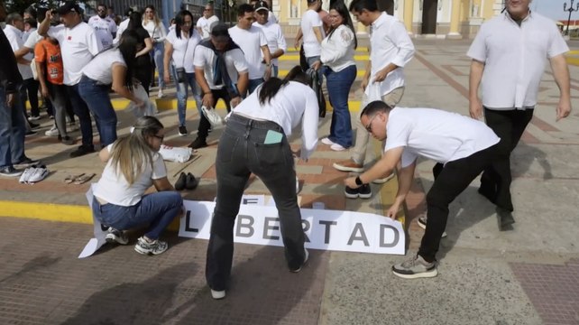 Familias de presos políticos en Venezuela simbolizan los pasos que sus parientes han dejado de dar