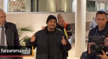 Roma, ecco Malen: selfie e autografi con i tifosi all'arrivo a Ciampino