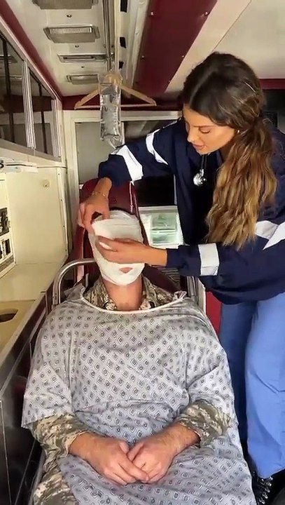 He pretended to be a patient to surprise his girlfriend!😱🥺🥺🤫😍