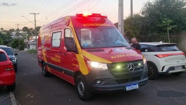 Criança é socorrida pelo Siate após colisão contra carro no Bairro Santa Felicidade