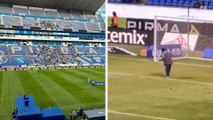 Estadio Cuauhtémoc continúa con problemas en la cancha en pleno juego entre Cruz Azul y Atlas; así intentan arreglarlo