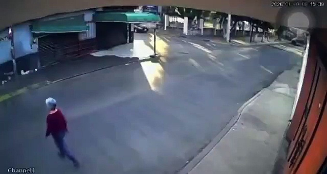 Unos 15 perros atacaron a una anciana que caminaba por la calle