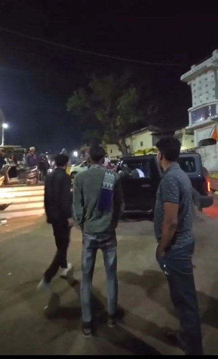 स्टंट दिखाने घाट की सीढ़ियों पर उतारी थार