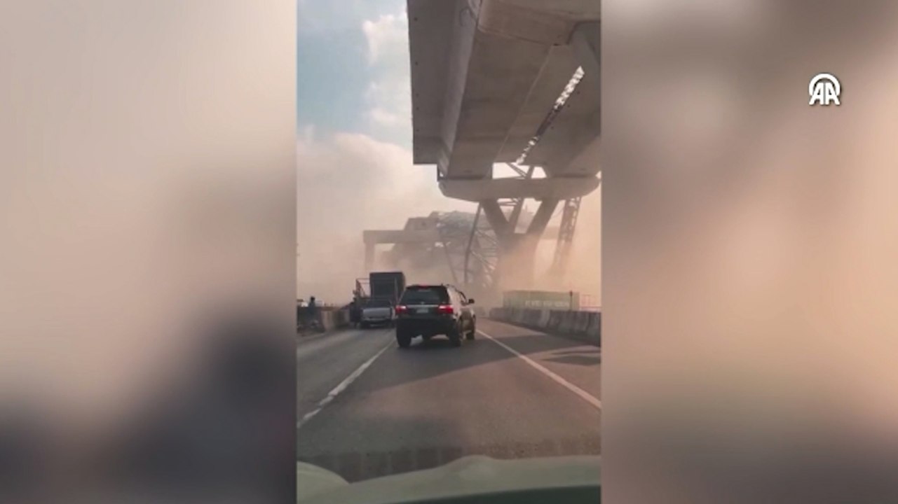 Tayland'da üzerine inşaat vinci düşen trenin de...