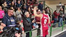 Sassari, l'applauso dei tifosi della Dinamo a Marco Spissu