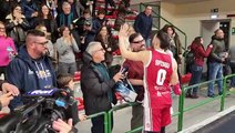 Sassari, l'applauso dei tifosi della Dinamo a Marco Spissu