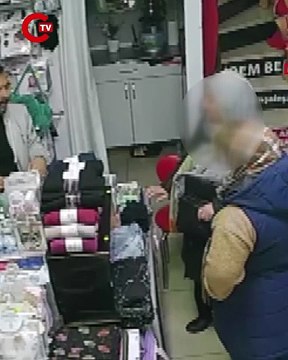 Sahte dövizle alışveriş yapmaya çalışan 2 kadını işyerinden kovdu
