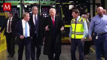 Trump hace seña obscena a trabajador en planta Ford