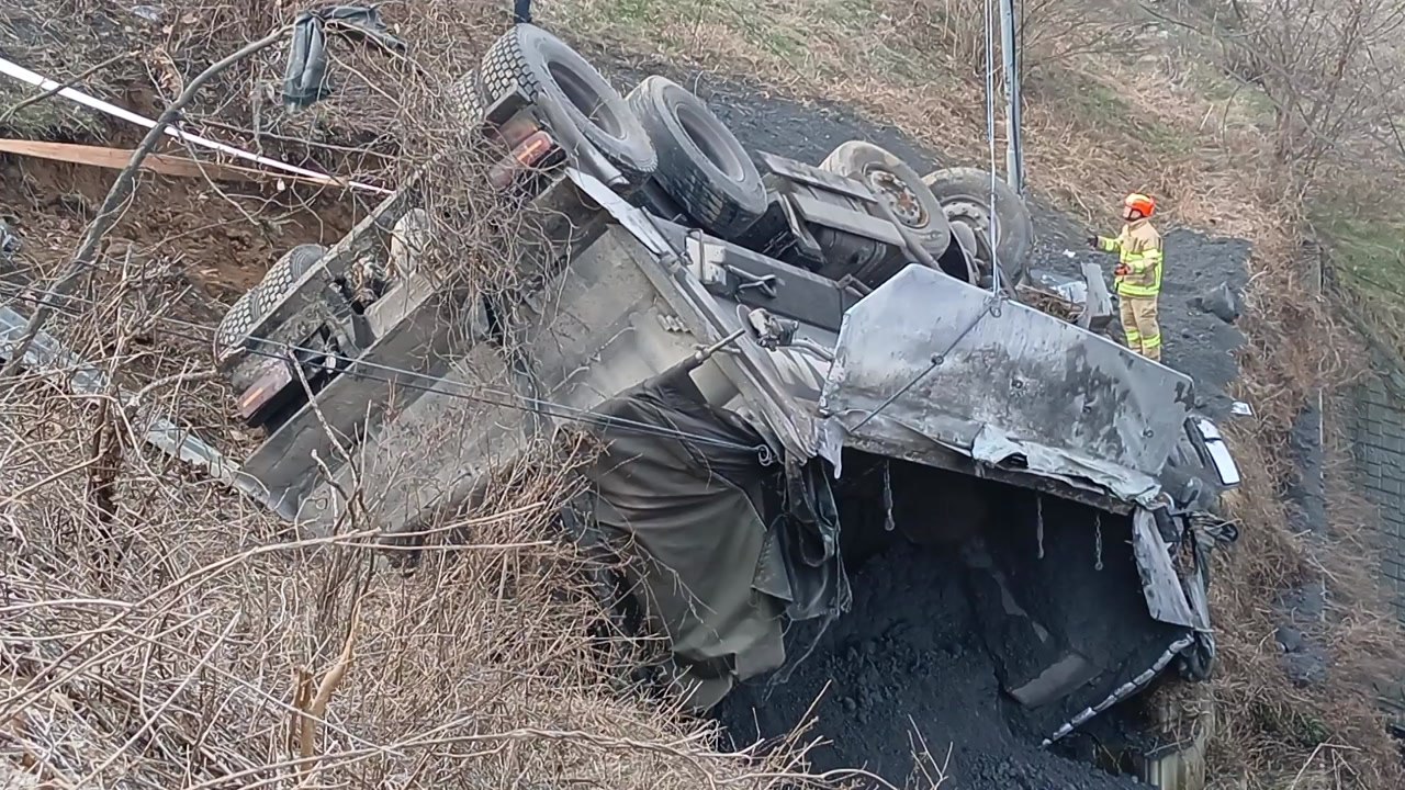 충남 홍성에서 덤프트럭 난간 뚫고 추락...운전자 구조 / YTN