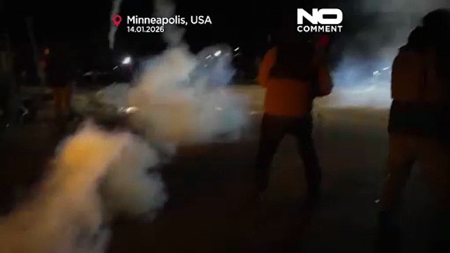 USA: scoppiano proteste a Minneapolis dopo che agenti dell'ICE sparano a un uomo alla gamba