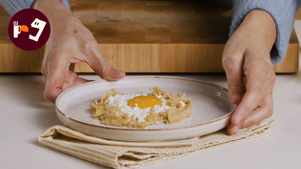 Crepes de avena rellenos de huevo y feta para un desayuno (o cena) fácil, rápido y rico