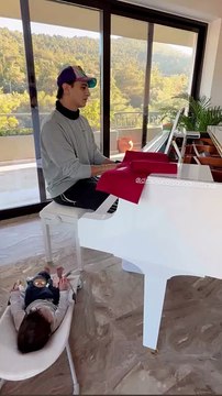 Θεωνά – Αναστασίαδης: Το σπίτι τους είναι παράδεισος! Το λευκό πιάνο και η θέα που κόβει την ανάσα