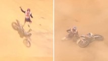 Incidente durante la Dakar: la moto si impenna, brutto infortunio per il motociclista