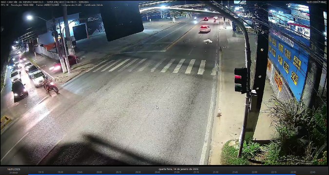 Vídeo: motorista é preso após perder controle de carro e bater em dois veículos