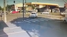 Vídeo mostra colisão frontal no cruzamento da Avenida Papagaios com Altemar Dutra
