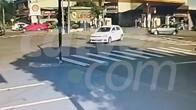 Batida frontal deixa duas vítimas feridas na Avenida Papagaios; vídeo
