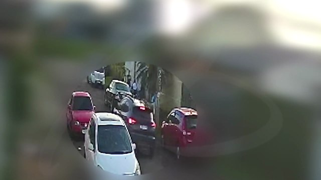 Câmera de segurança flagra ataque de atiradores em festa infantil; polícia divulga imagens dos suspeitos