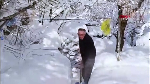 Kar kalınlığı insan boyunu aştı: Küreklerle yol açarak evlerine gidiyorlar