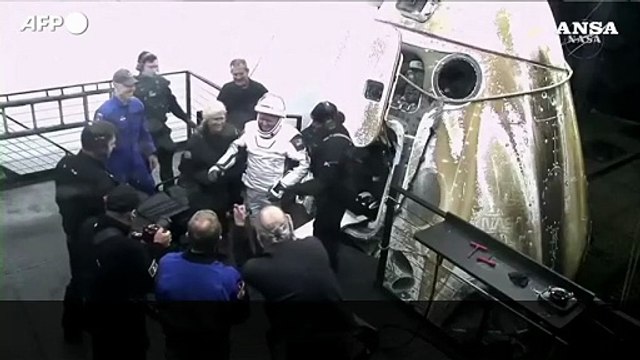 Rientrata la missione Crew 11, i quattro membri dell'equipaggio escono dalla navetta