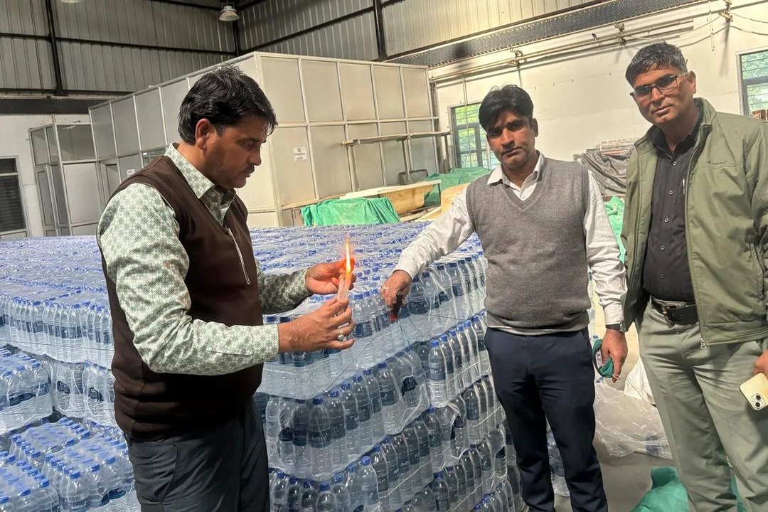 swm: यहां खाद्य सुरक्षा विभाग की छापामार कार्रवाई: 33 हजार लीटर पैकेज्ड वॉटर सीज़